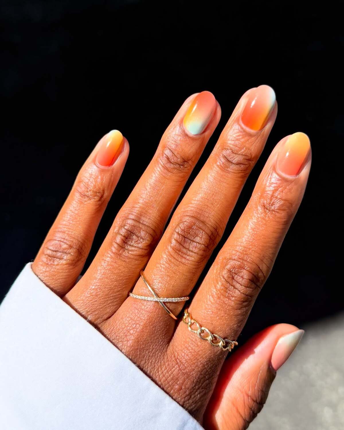 Imagem de unhas amendoadas curtas decoradas.