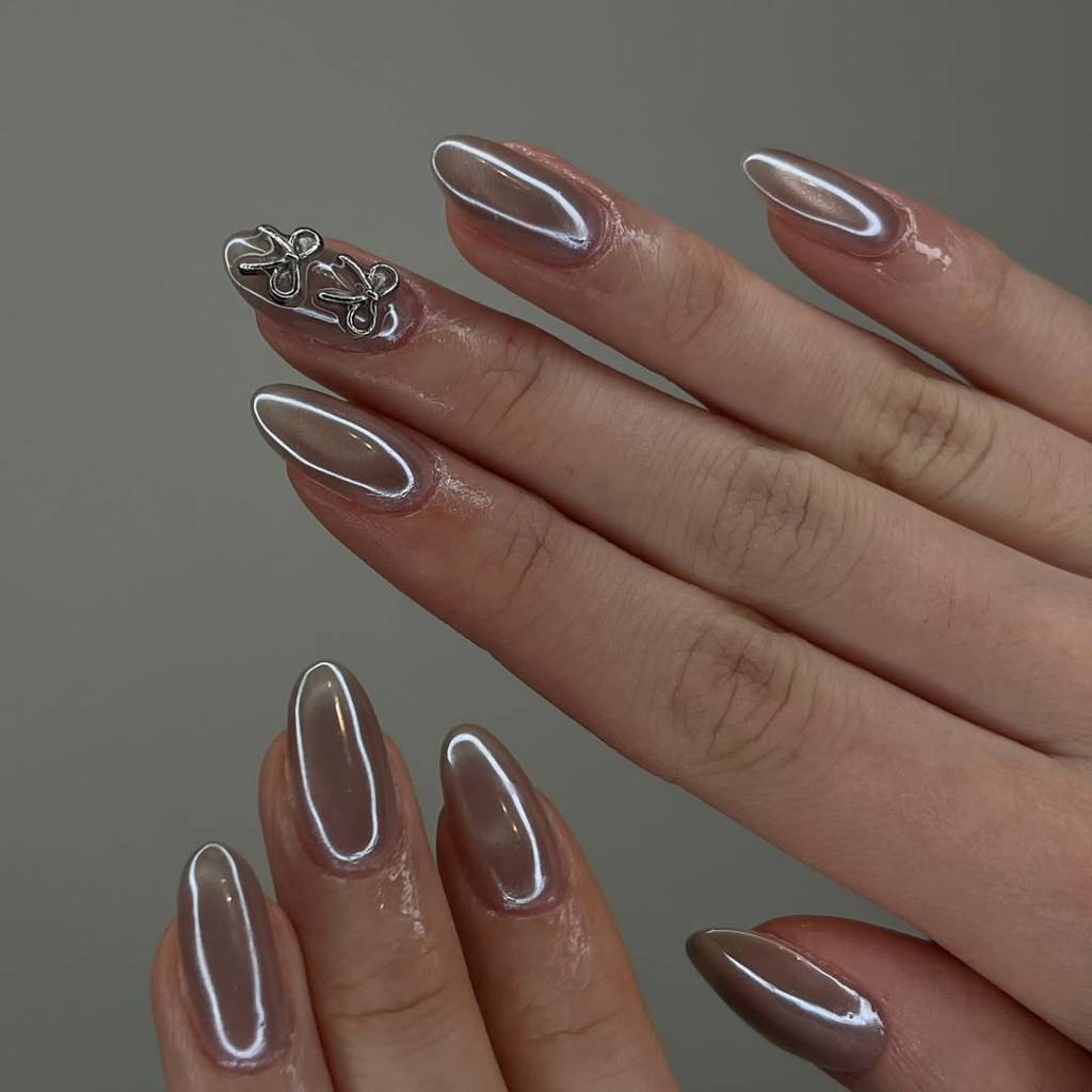 unhas-asiaticas (5) Imagem mostra nail art prata inspirada nas asiáticas.