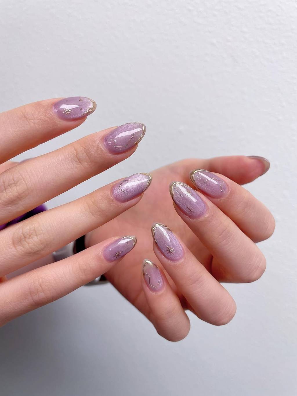 unhas-asiaticas (6) Imagem mostra nail art lilás inspirada nas asiáticas.