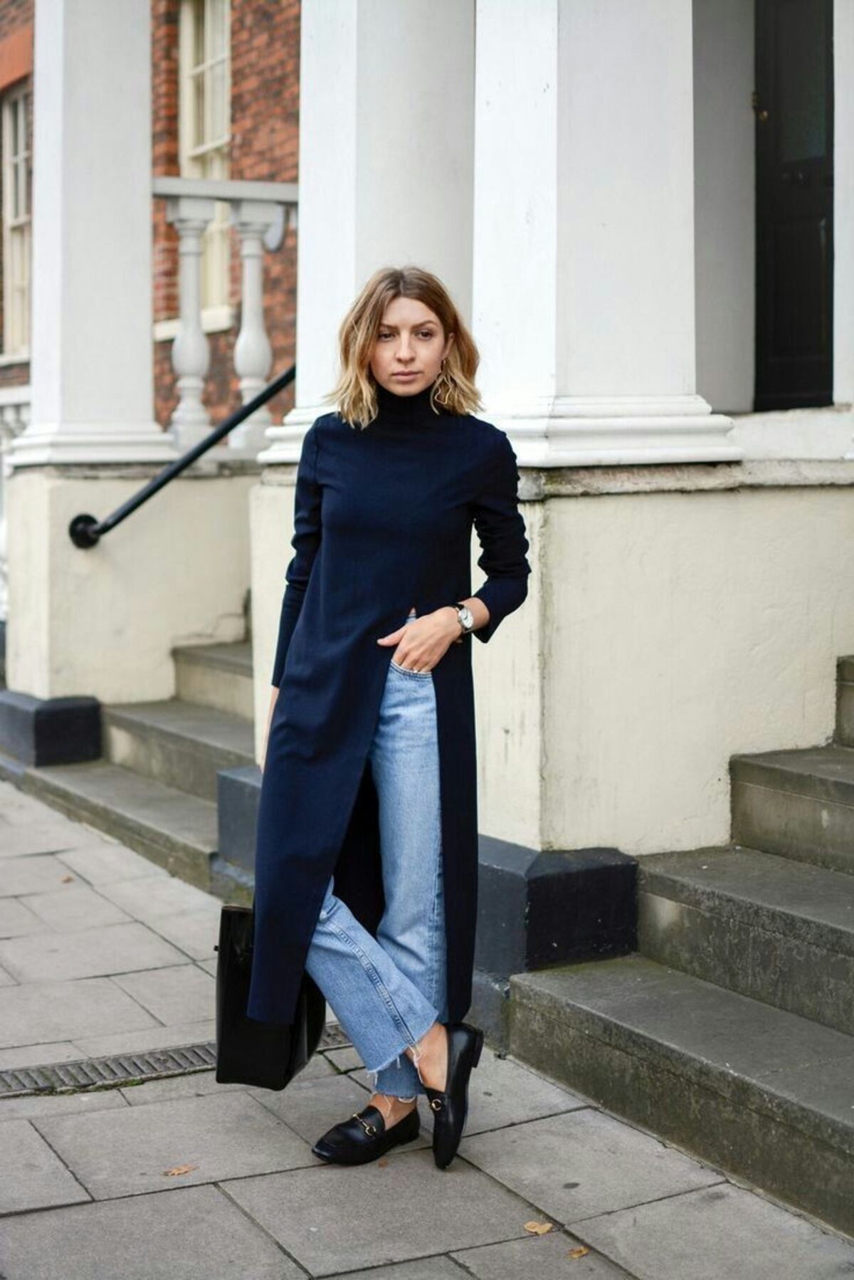 Imagem mostra look com sobreposi&ccedil;&atilde;o de vestido com cal&ccedil;a.