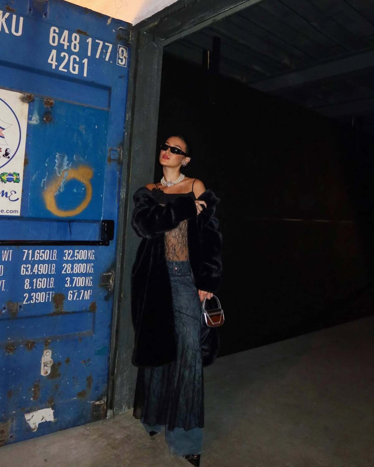 Imagem mostra look com sobreposi&ccedil;&atilde;o de vestido com cal&ccedil;a.