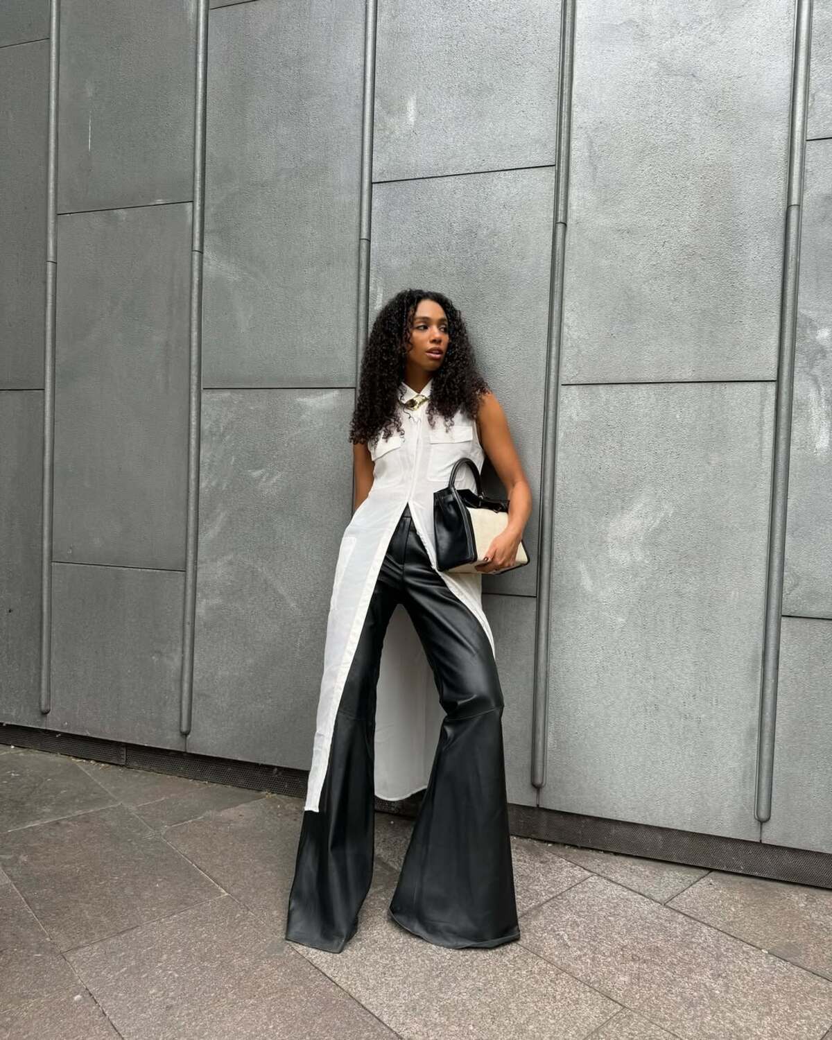 Imagem mostra look com sobreposi&ccedil;&atilde;o de vestido com cal&ccedil;a.