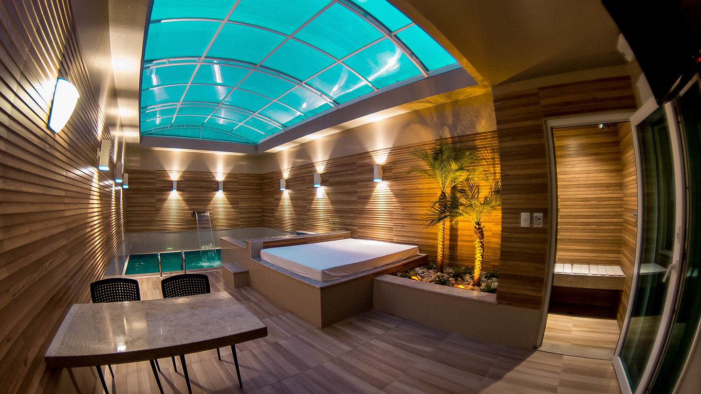 Imagens da &aacute;rea externa do motel Vitara representando mot&eacute;is n&atilde;o convencionais