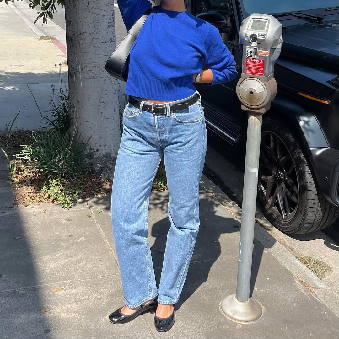 Cal&ccedil;a jeans reta com su&eacute;ter azul e sapato preto