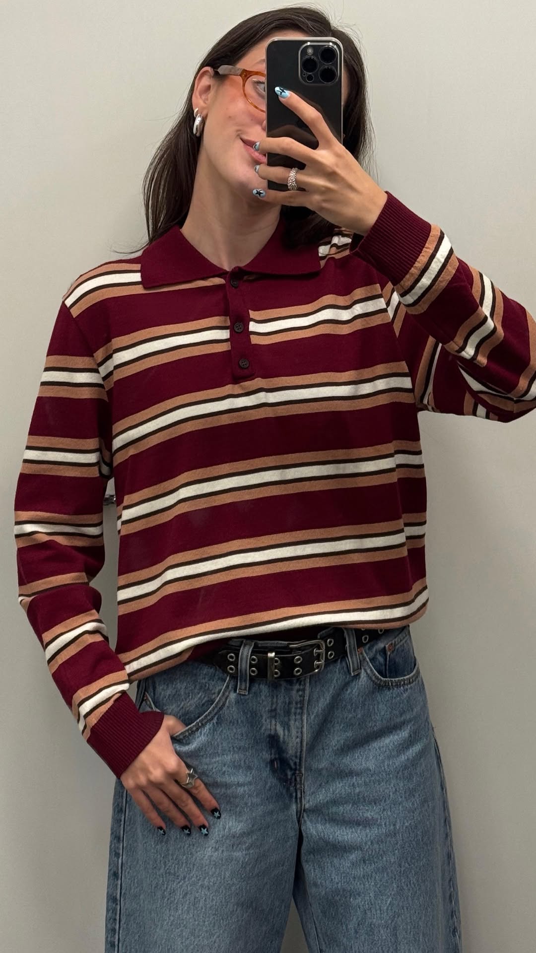 Look casual com polo listrada vinho e cal&ccedil;a jeans reta