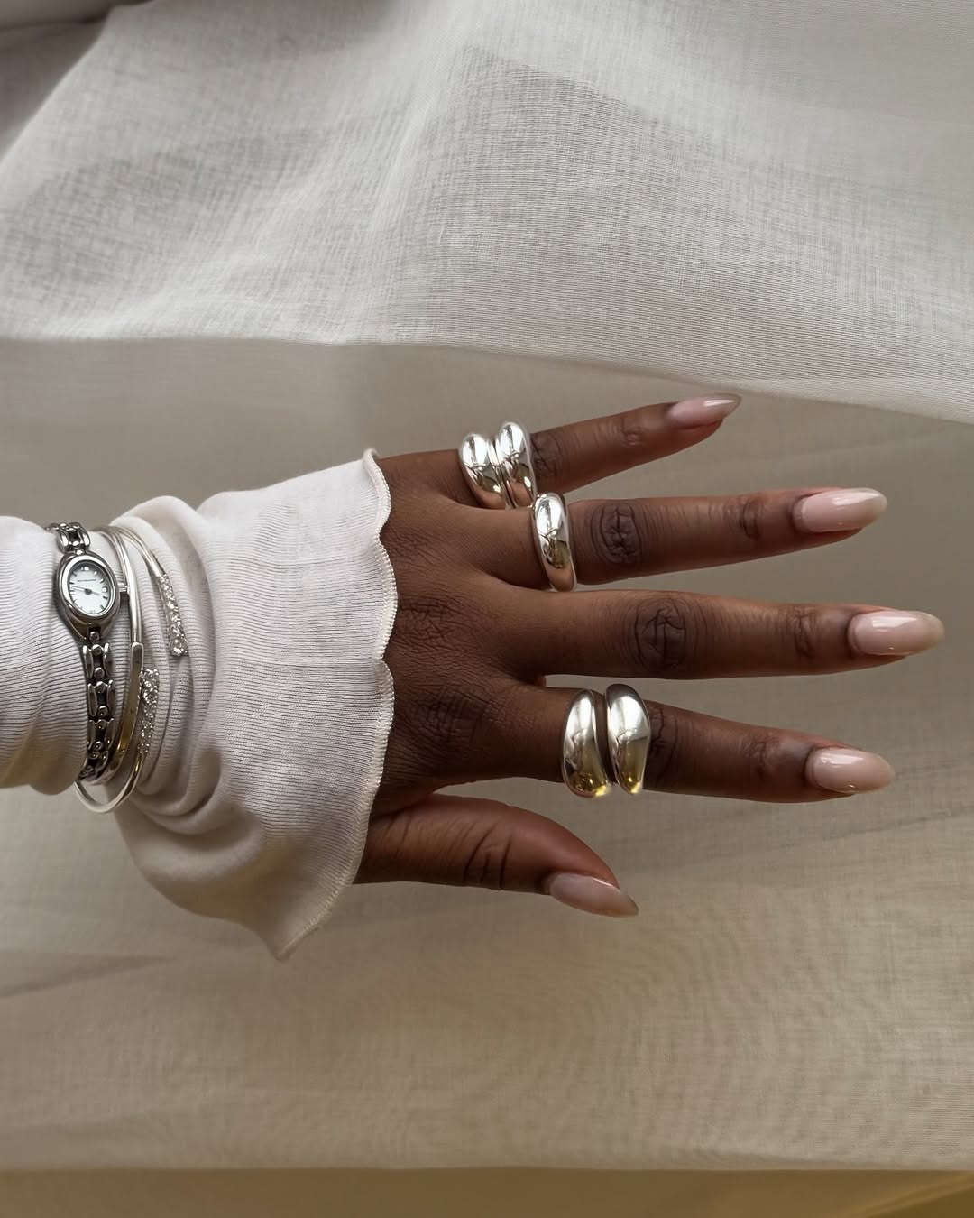 Rel&oacute;gio retr&ocirc; com mix de an&eacute;is prateados