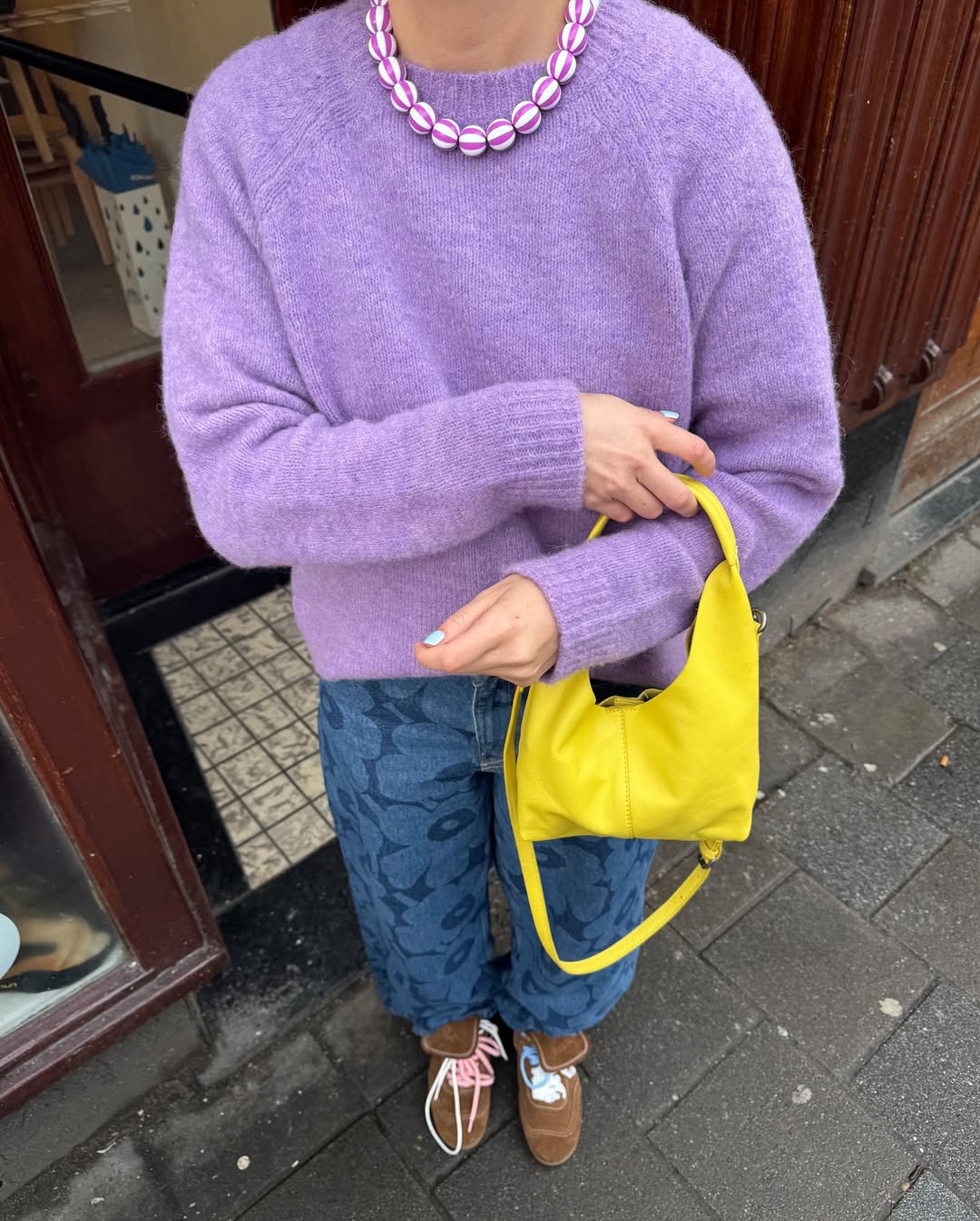 Look divertido com su&eacute;ter lil&aacute;s e cal&ccedil;a jeans estampada