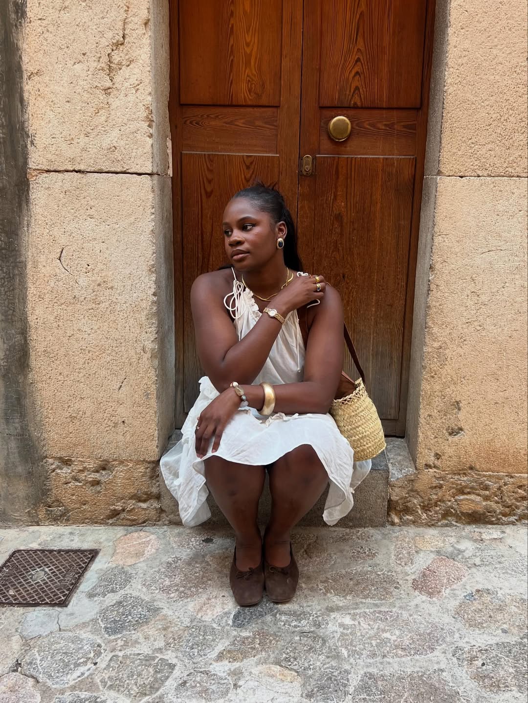 Look de ver&atilde;o com vestido branco e rel&oacute;gio vintage