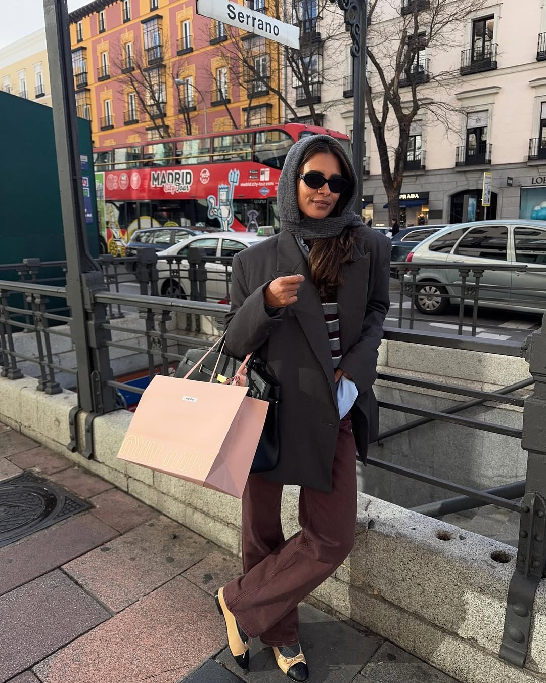 Look com sapatilha bicolor e meia cinza