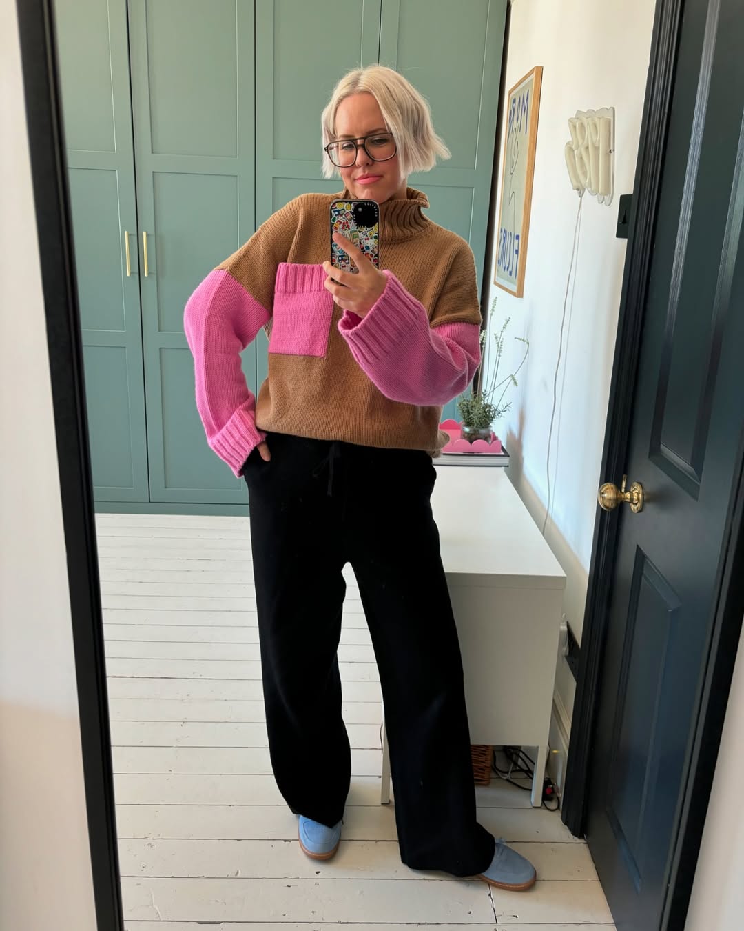 Look moderno com su&eacute;ter color block rosa e marrom