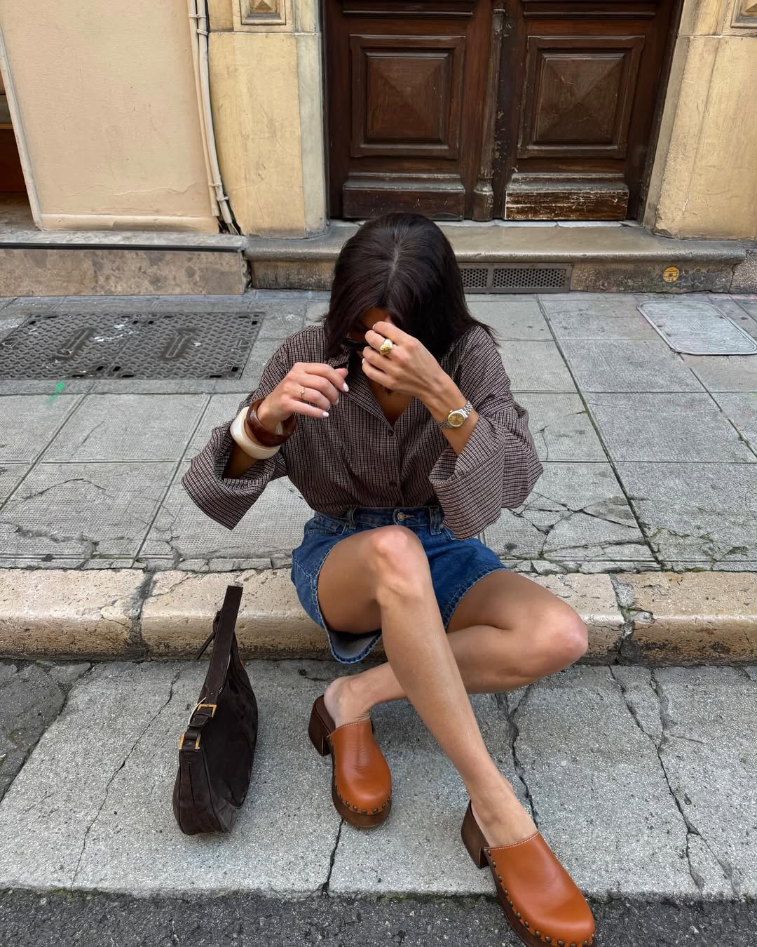 Look casual com tamanco e rel&oacute;gio retr&ocirc;