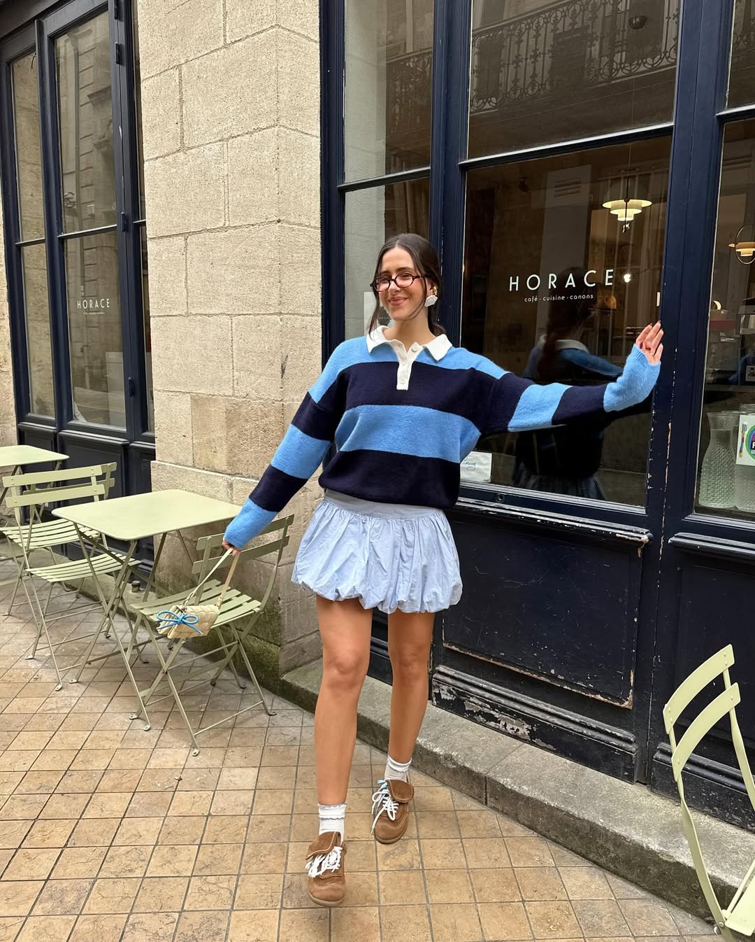 Look fofo com su&eacute;ter listrado azul e saia rodada