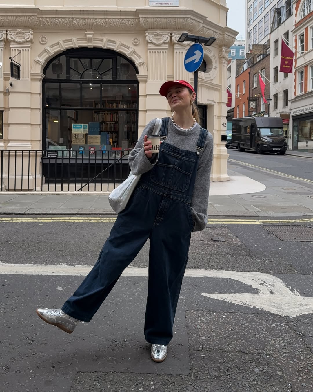 Look descolado com su&eacute;ter cinza e jardineira jeans