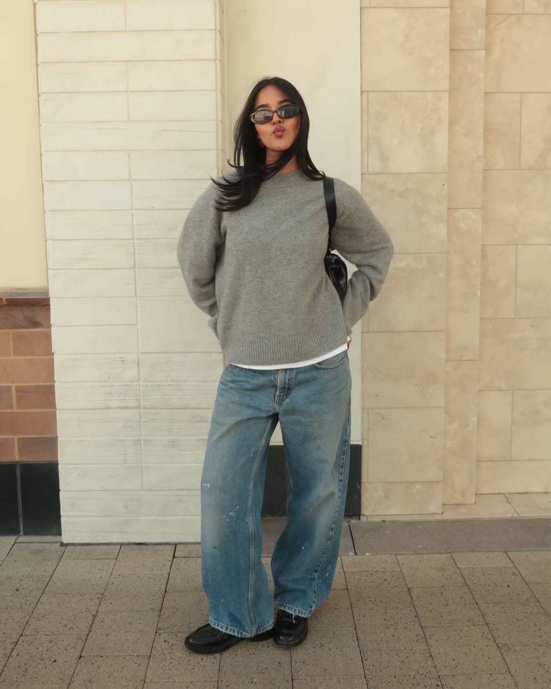 Look b&aacute;sico e moderno com su&eacute;ter cinza e jeans
