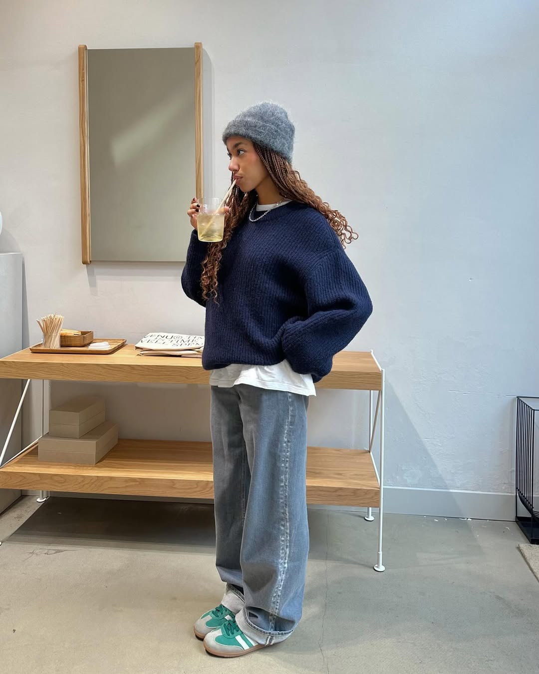 Look casual com su&eacute;ter marinho e cal&ccedil;a jeans cinza