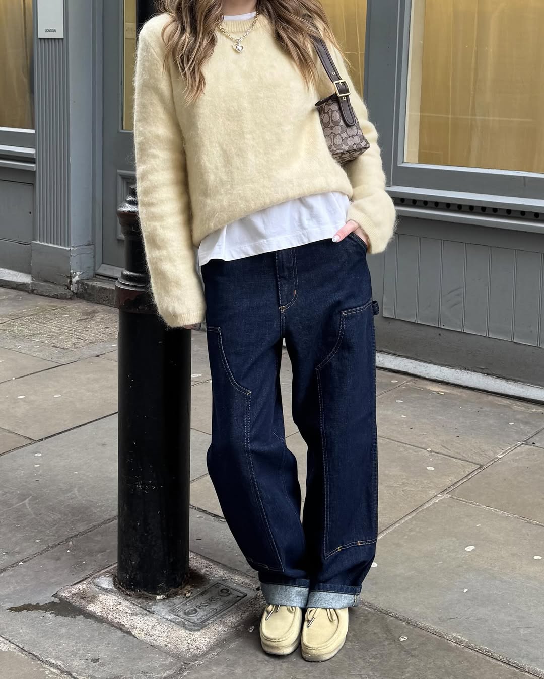 Look cl&aacute;ssico com su&eacute;ter amarelo claro e jeans escuro