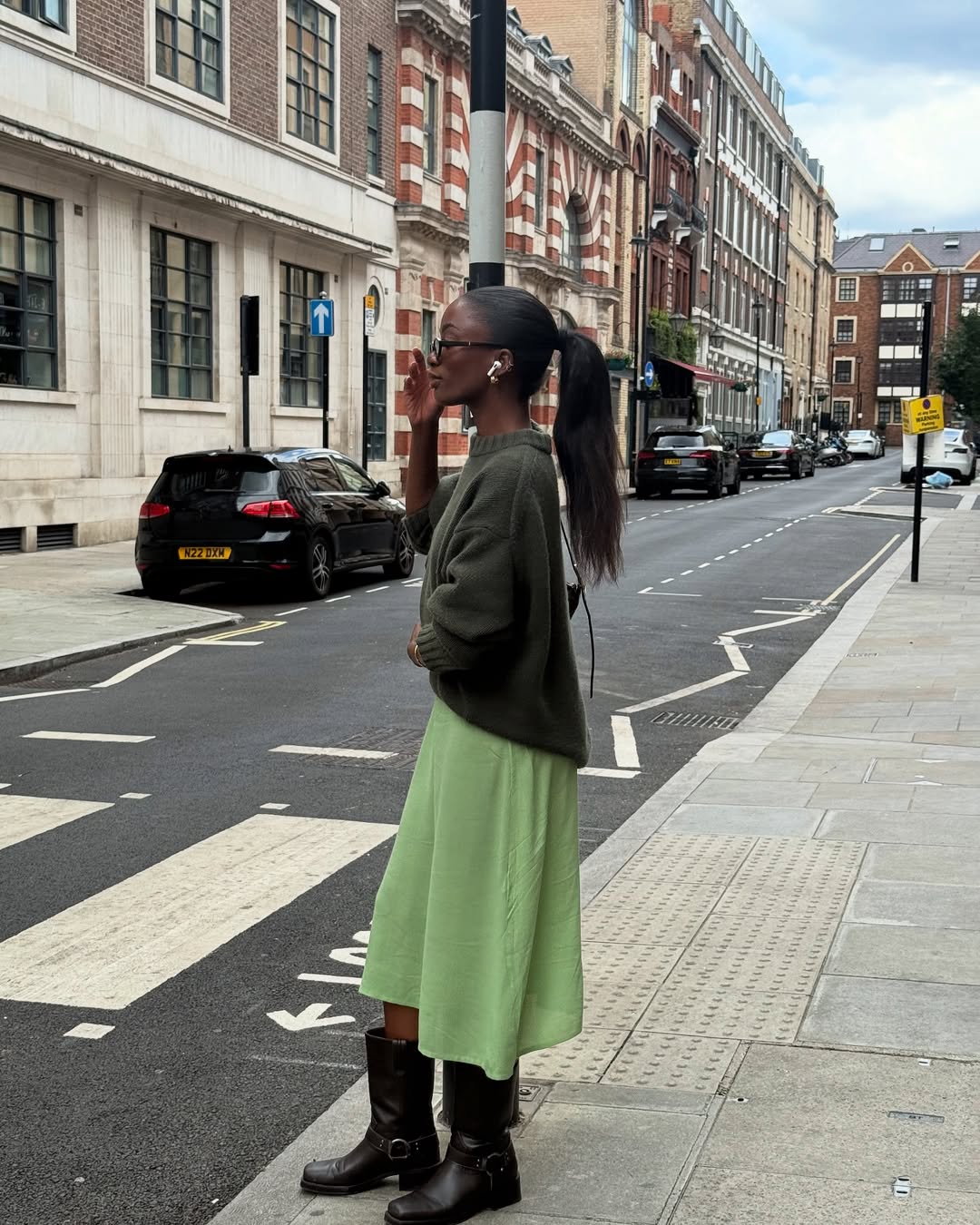 Look monocrom&aacute;tico com su&eacute;ter e vestido em tons de verde