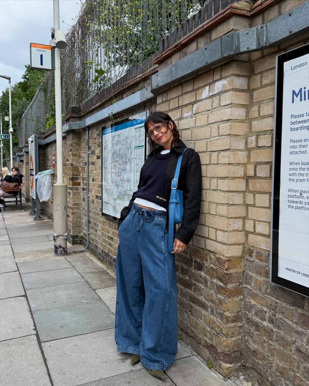 Cal&ccedil;a jeans pantalona larga com jaqueta preta