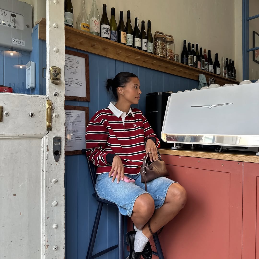 Look com polo listrada gola branca e bermuda jeans