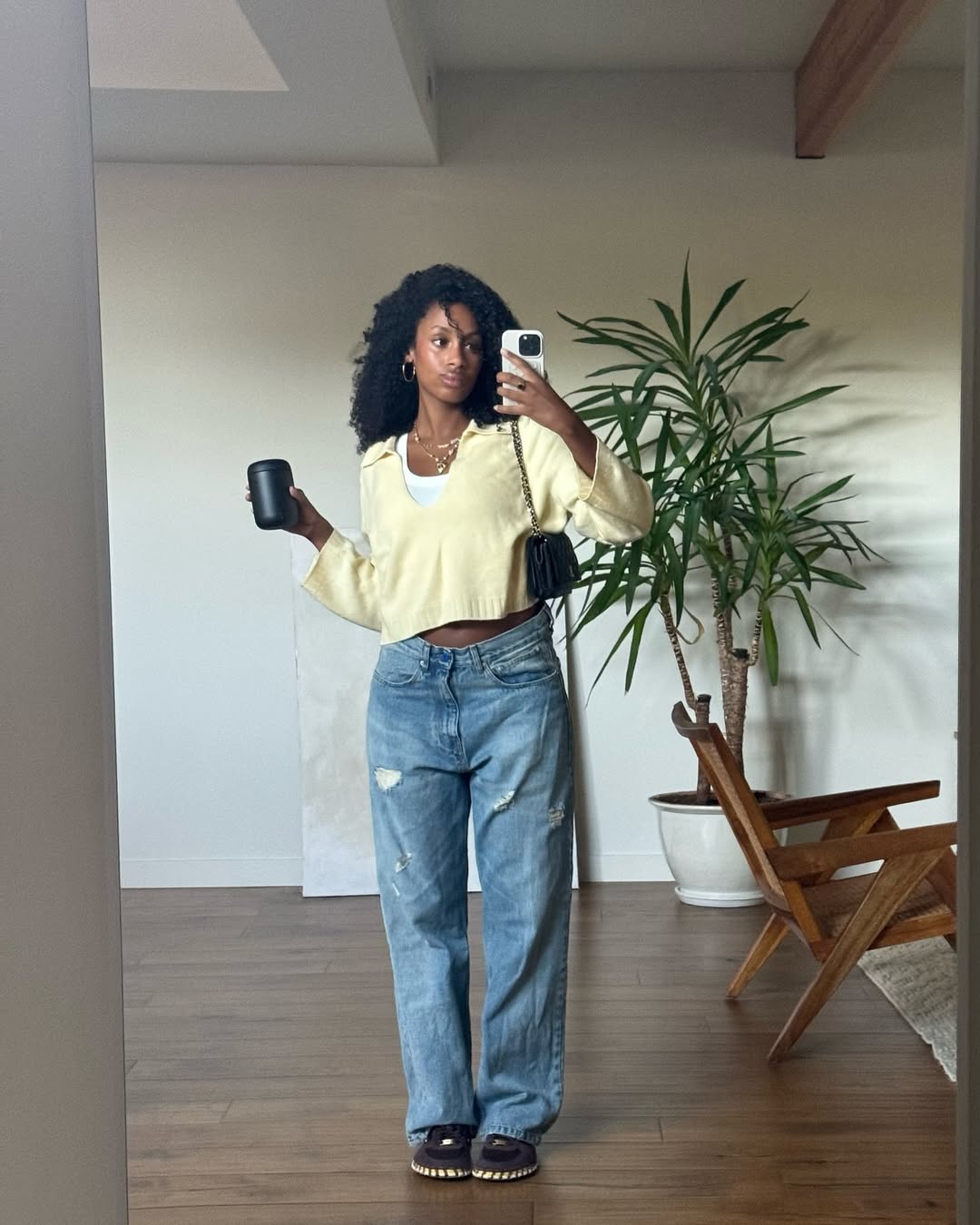 Look com su&eacute;ter cropped claro e jeans rasgado