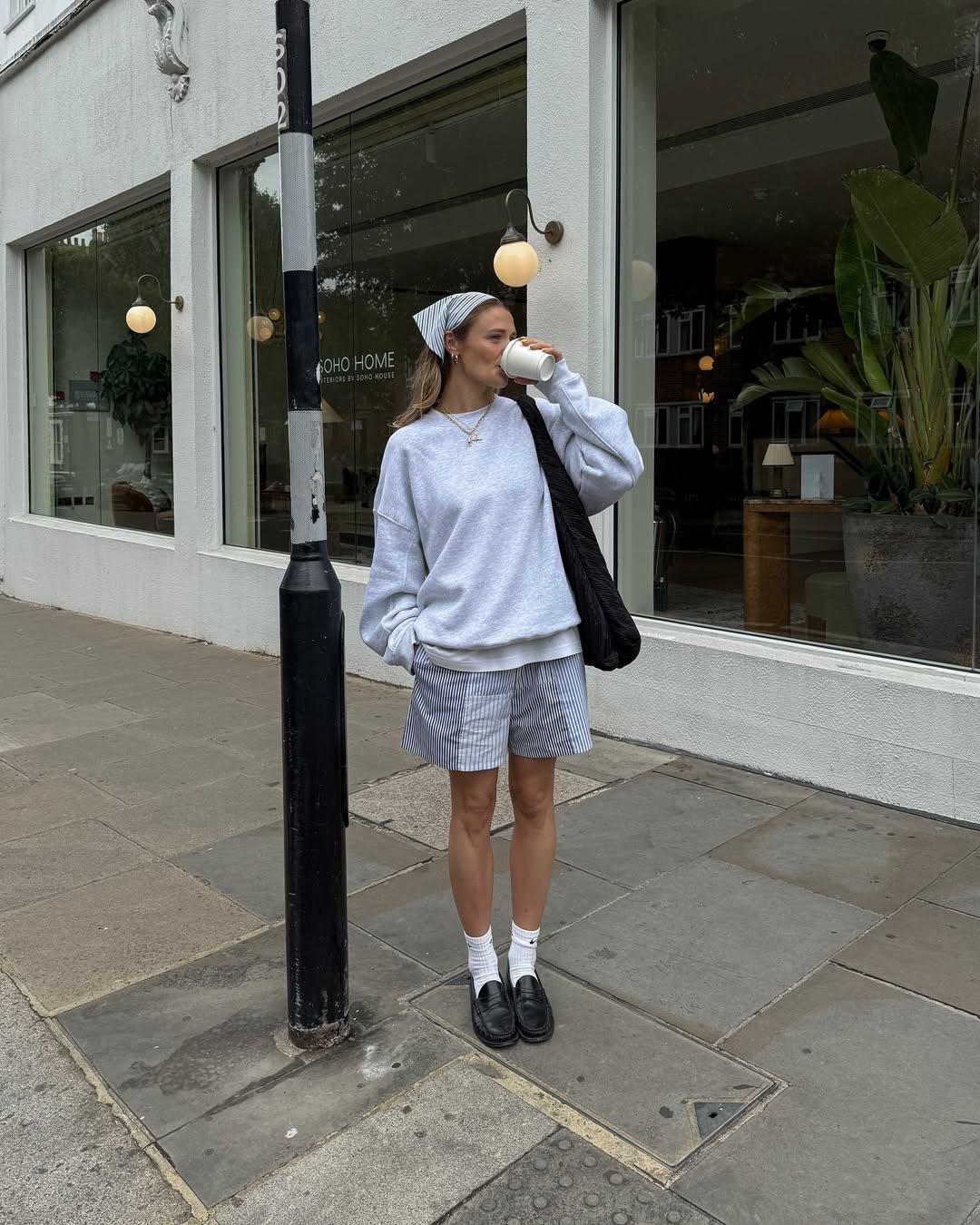 Look de meia-esta&ccedil;&atilde;o com su&eacute;ter cinza e bermuda listrada