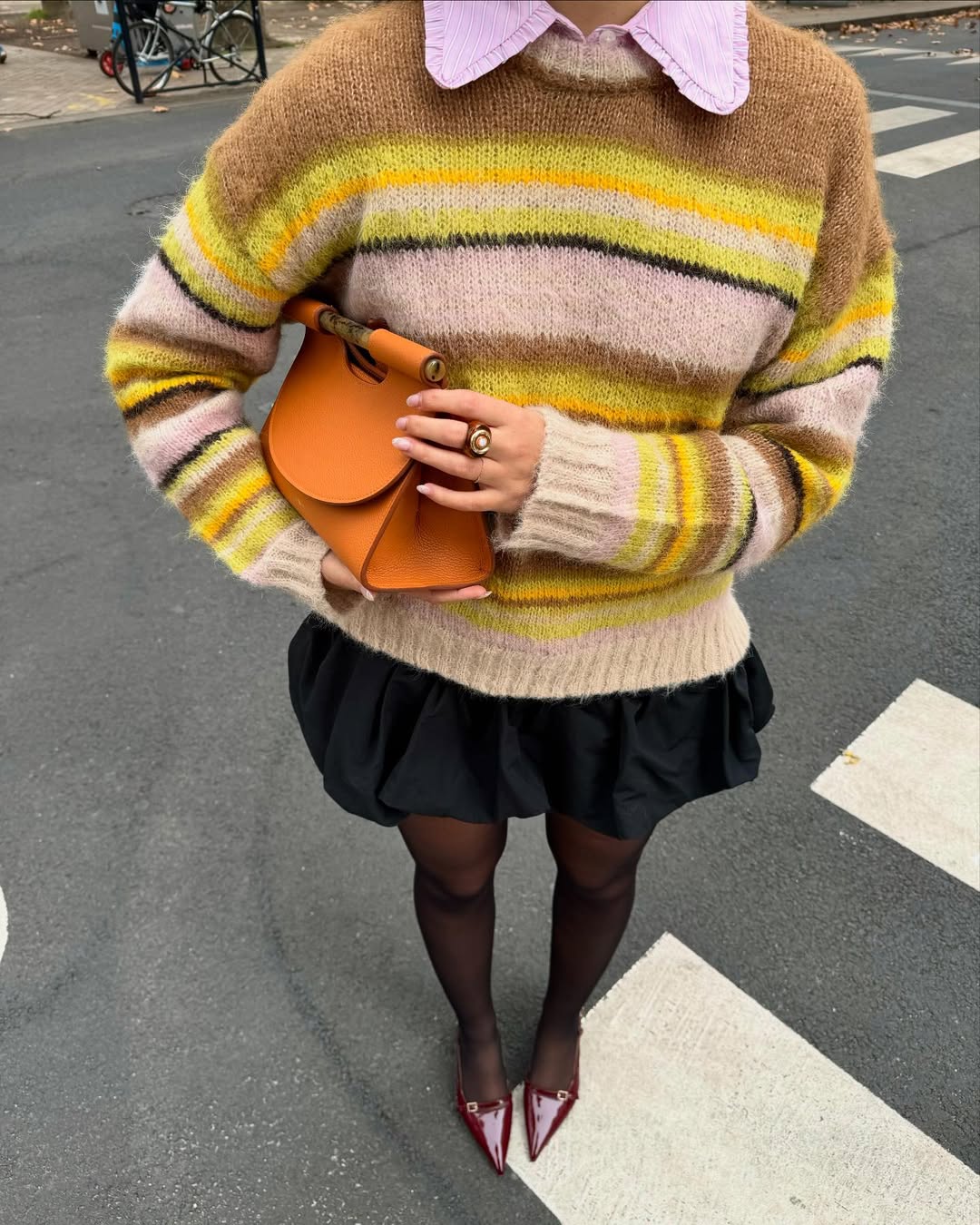 Look fashionista com su&eacute;ter listrado, camisa e mini saia