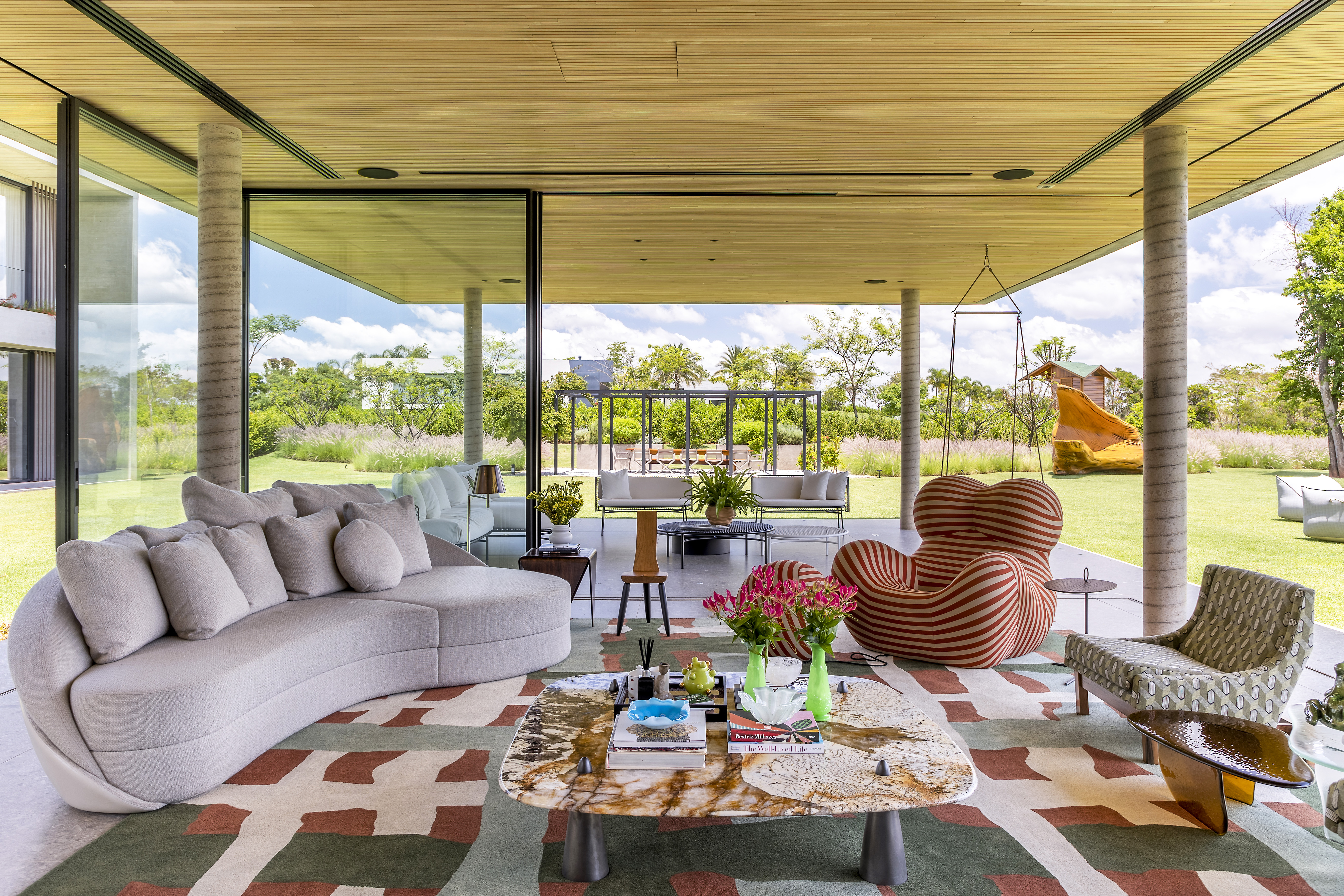 Projeto de arquitetura integrando espa&ccedil;os removendo paredes e cortinas