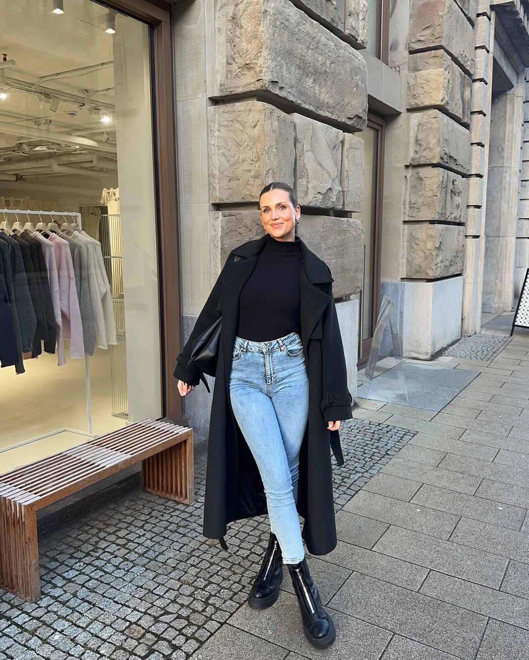 Cal&ccedil;a jeans skinny azul clara com bota preta