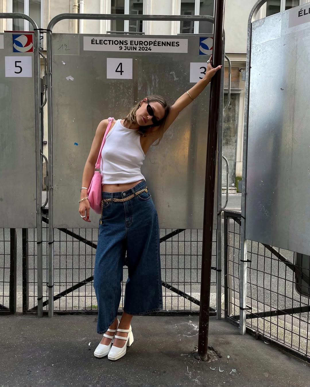 Cal&ccedil;a jeans pantacourt com salto branco