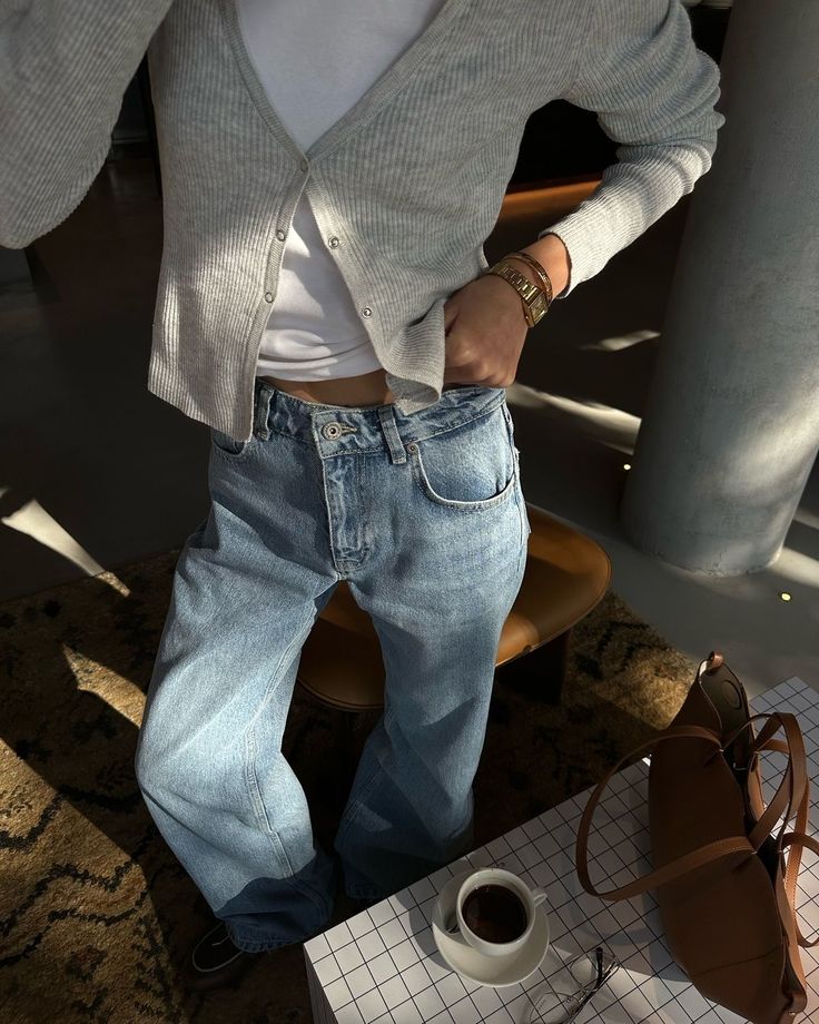 Rel&oacute;gio dourado com look b&aacute;sico e jeans