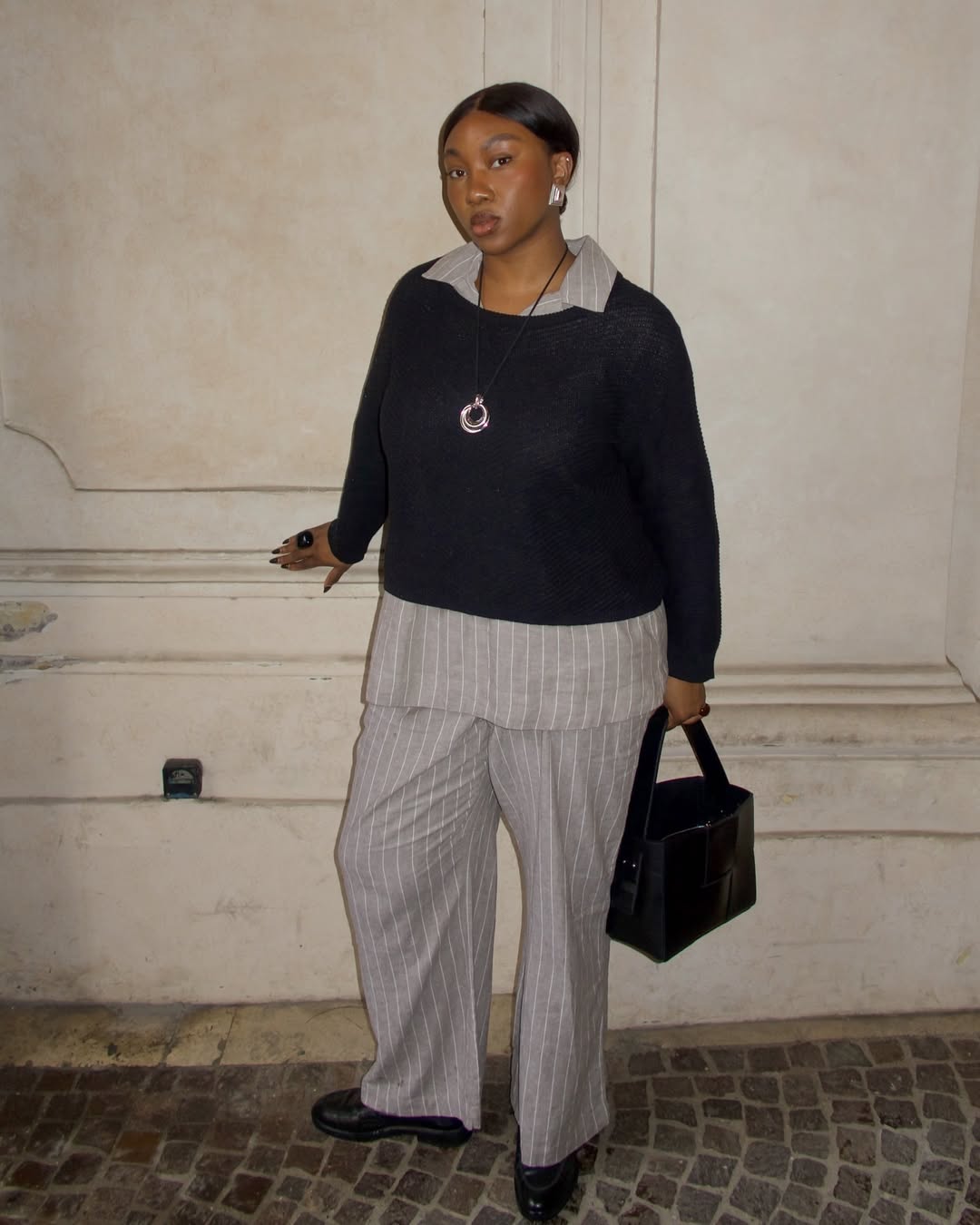 Look neutro com sobreposi&ccedil;&atilde;o de su&eacute;ter e camisa listrada