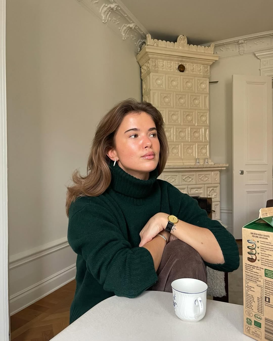 Rel&oacute;gio retr&ocirc; com su&eacute;ter verde escuro