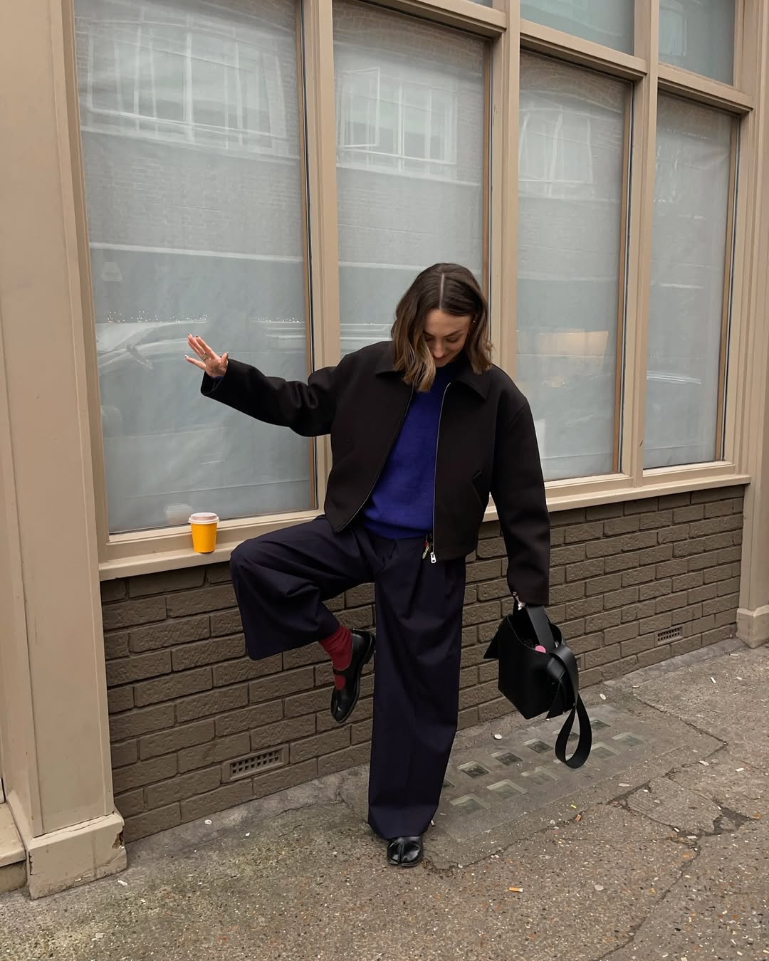 Look de trabalho com alfaiataria e sapatilha com meia vermelha