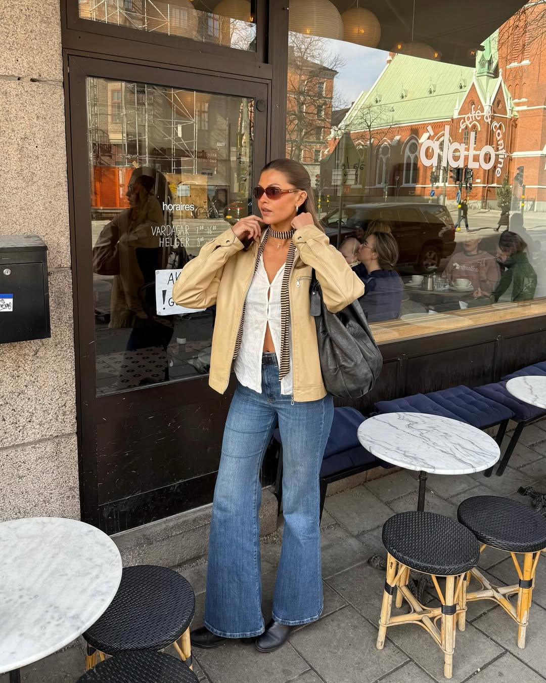 Cal&ccedil;a jeans flare com camisa branca e bota