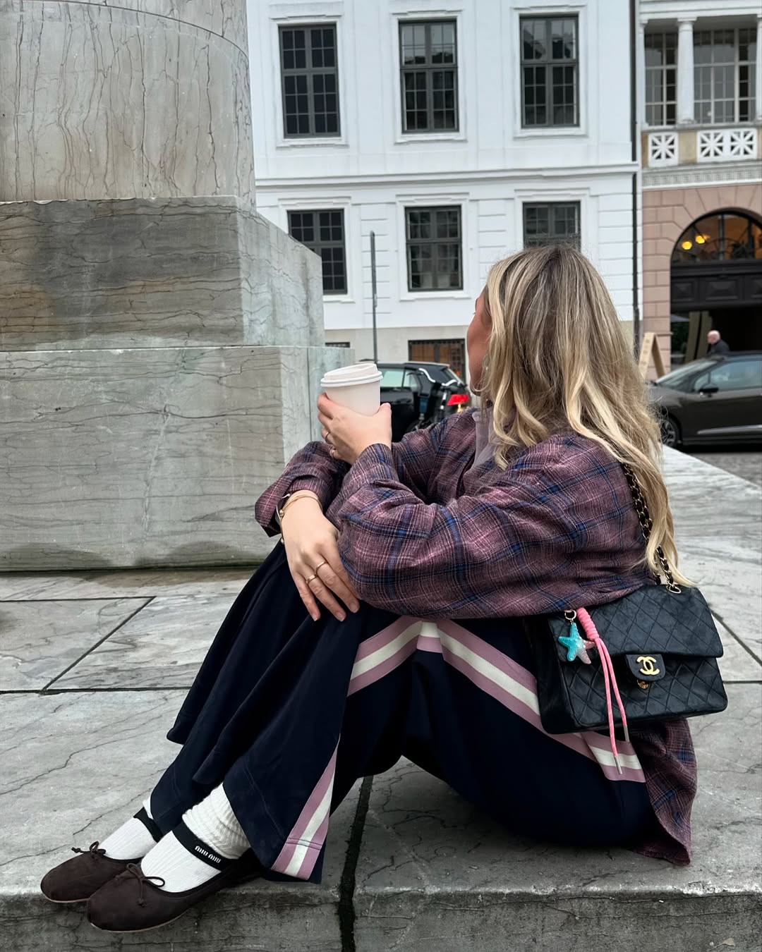 Look esportivo com sapatilha e meia branca no inverno