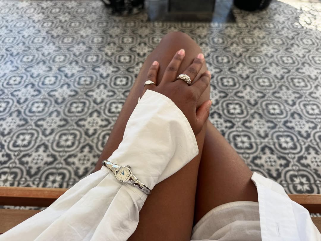 Look com camisa branca e rel&oacute;gio delicado