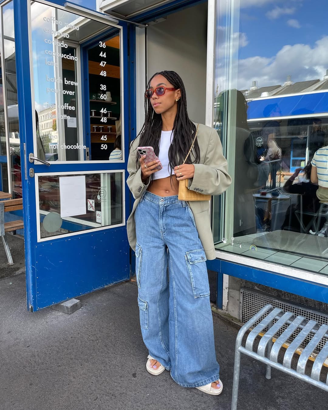 Cal&ccedil;a jeans cargo com blazer oversized