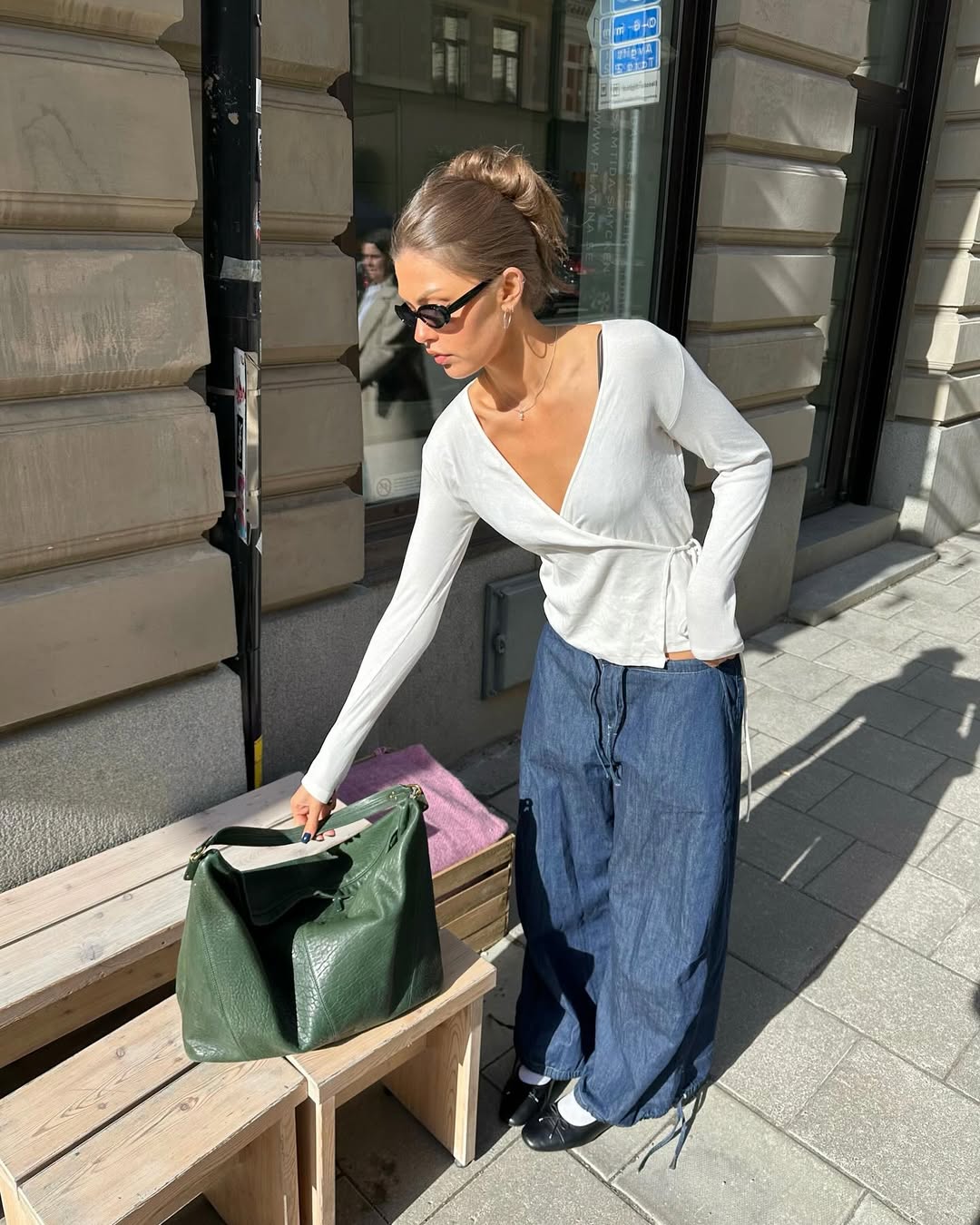 Look casual com jeans largo e sapatilha com meia branca