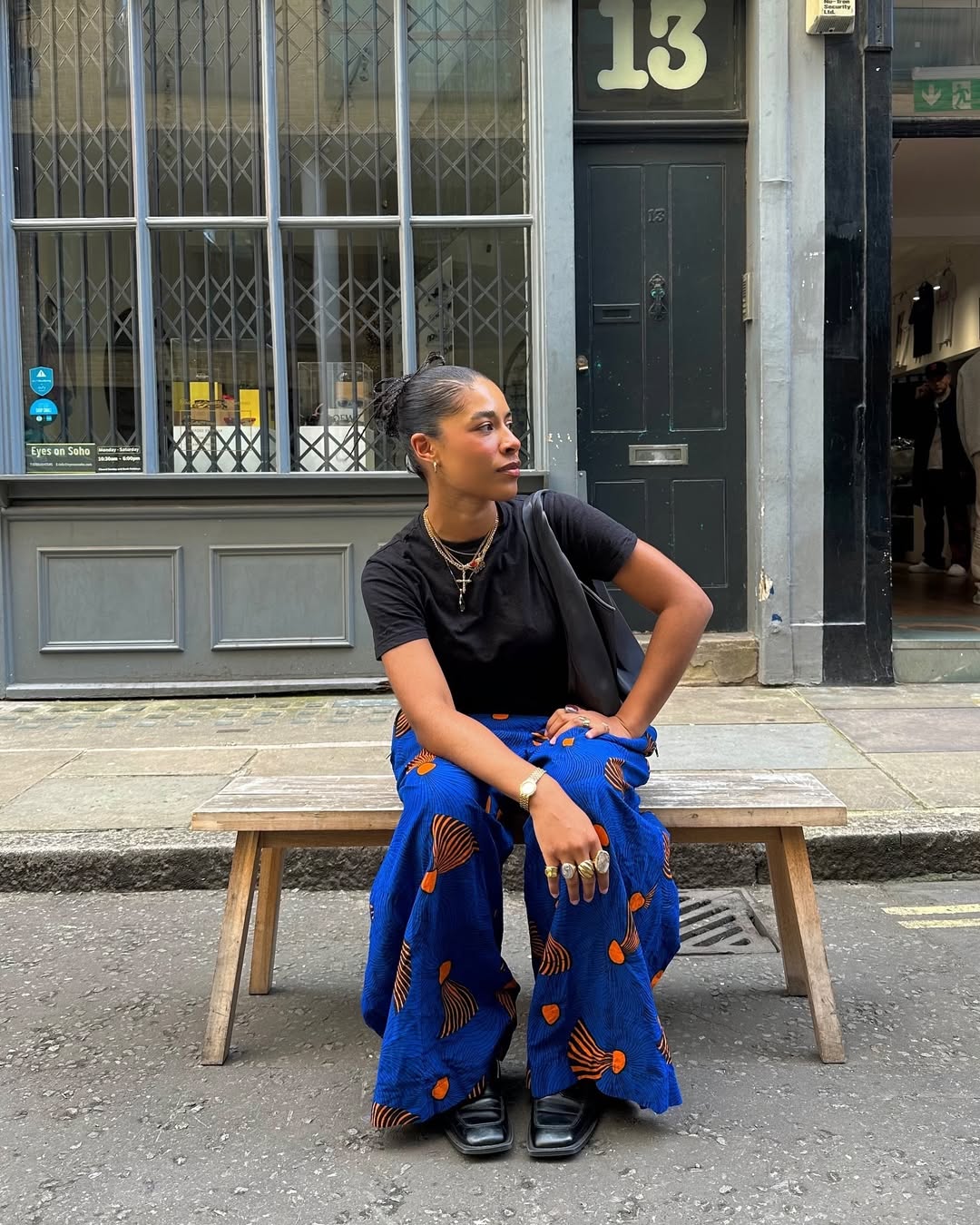 Look urbano com mix de an&eacute;is e rel&oacute;gio retr&ocirc;