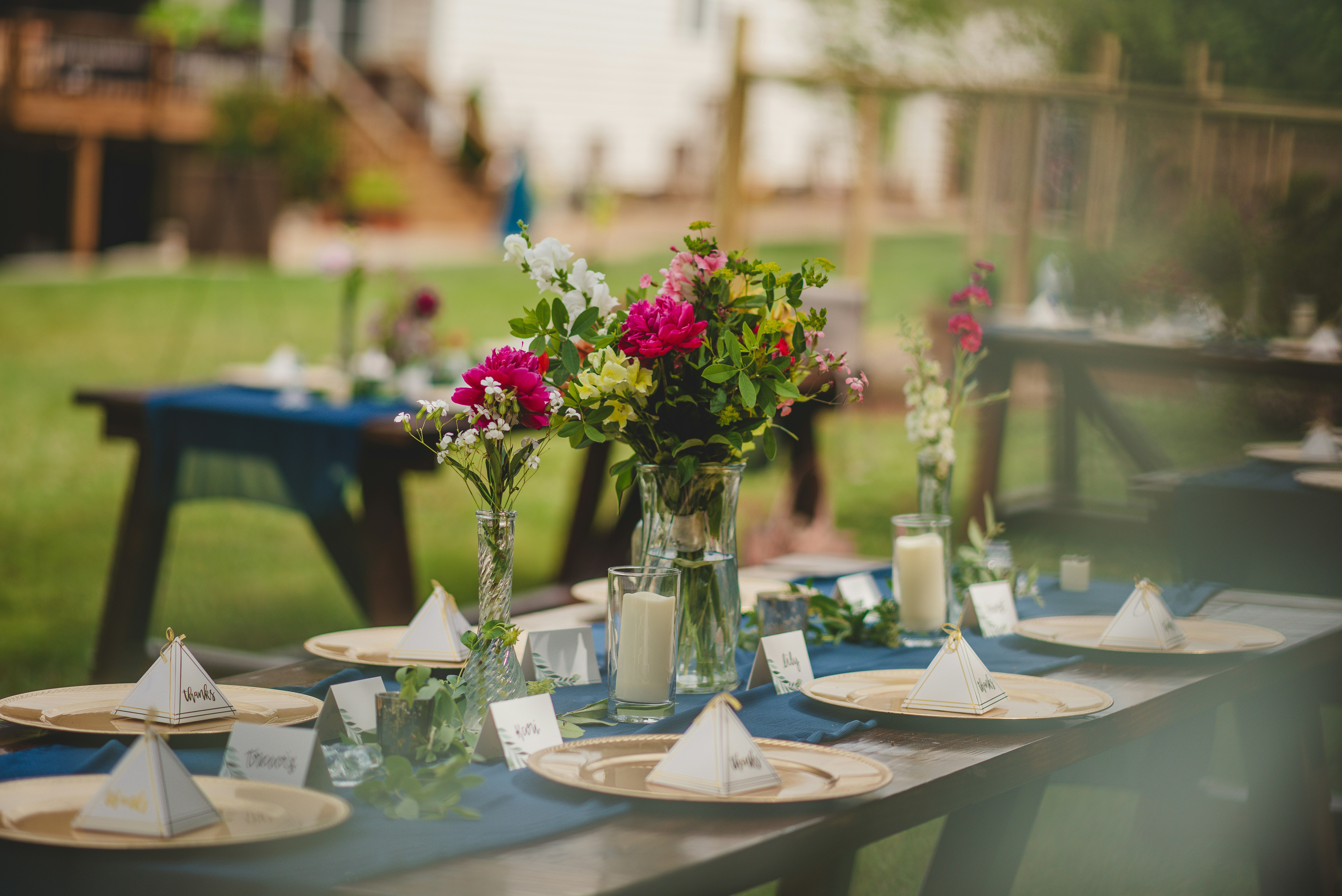 vasos em cima da mesa traz um ar romantico
