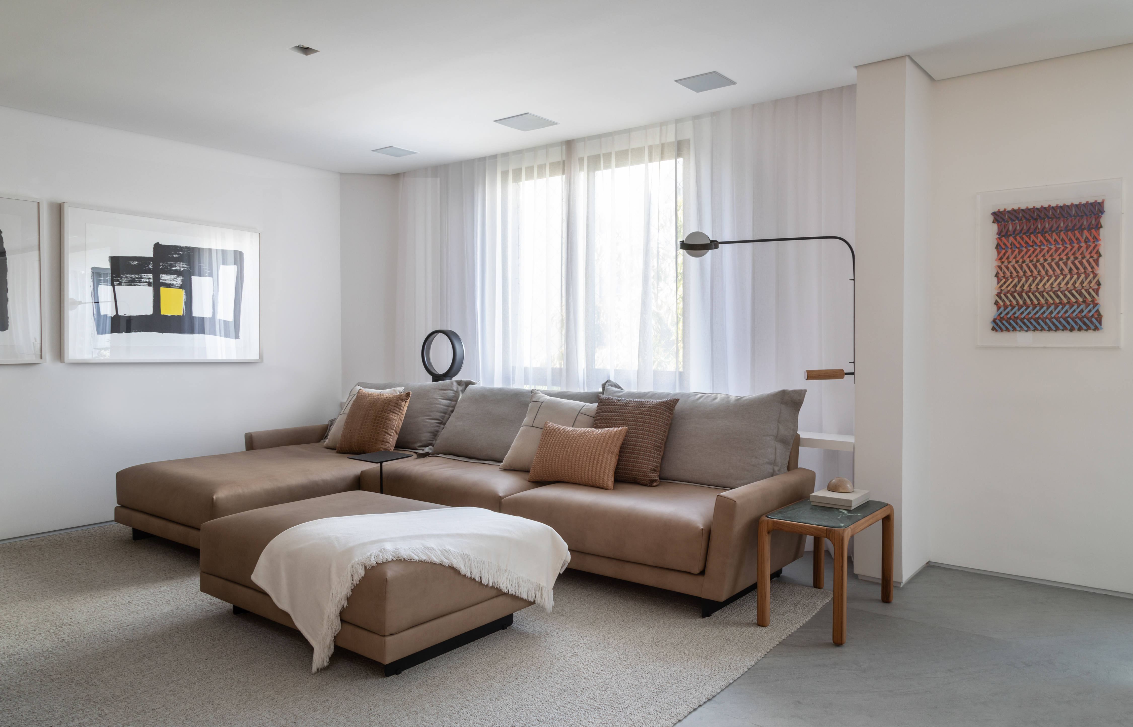 sala de televis&atilde;o pede sof&aacute; confort&aacute;vel