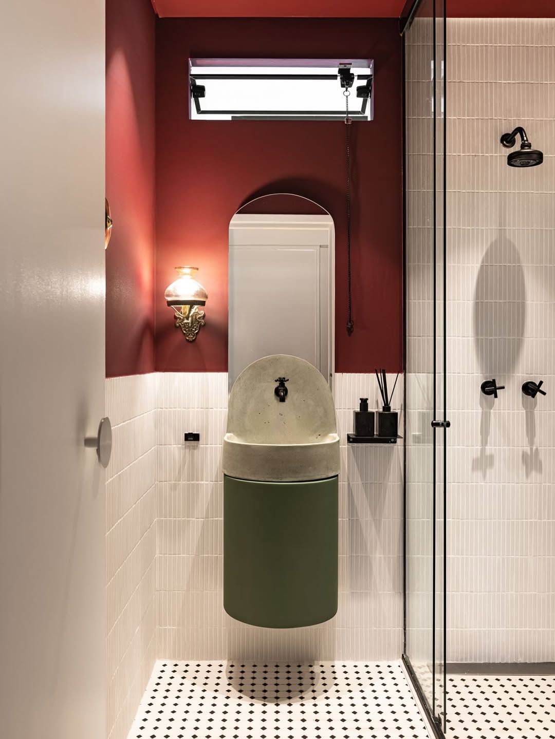 Em banheiros, pintar a parede de duas cores pode ficar super bacana com azulejos