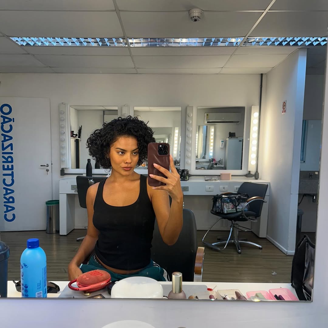 Bella Campos aposta no corte chanel cacheado para viver Maria de F&aacute;tima em 'Vale Tudo'