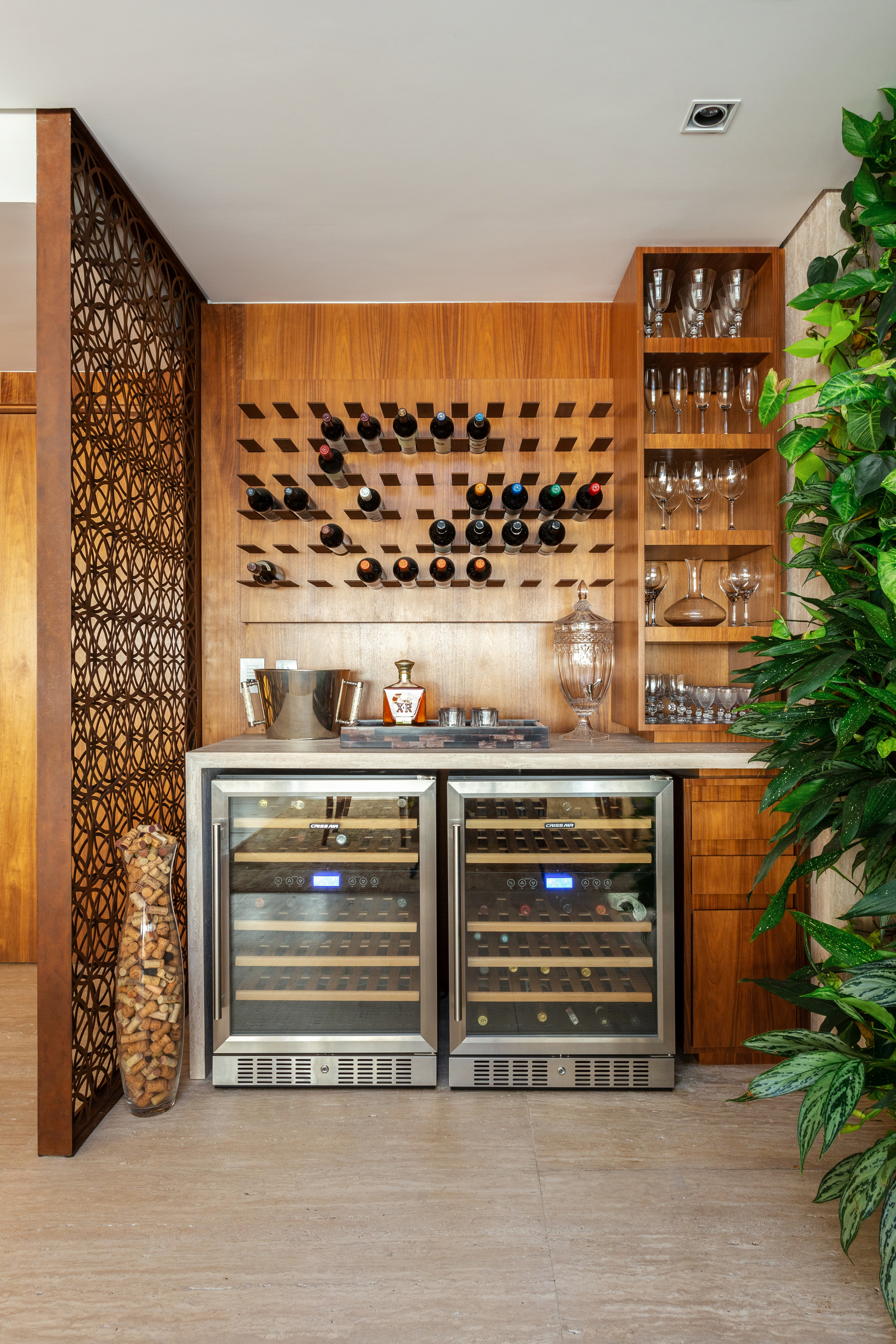 Imagem de biombo entre adega e lavabo.