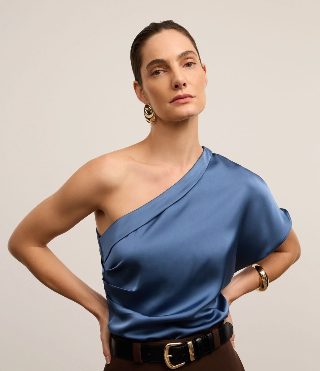 Blusa de ombro só com manga curta