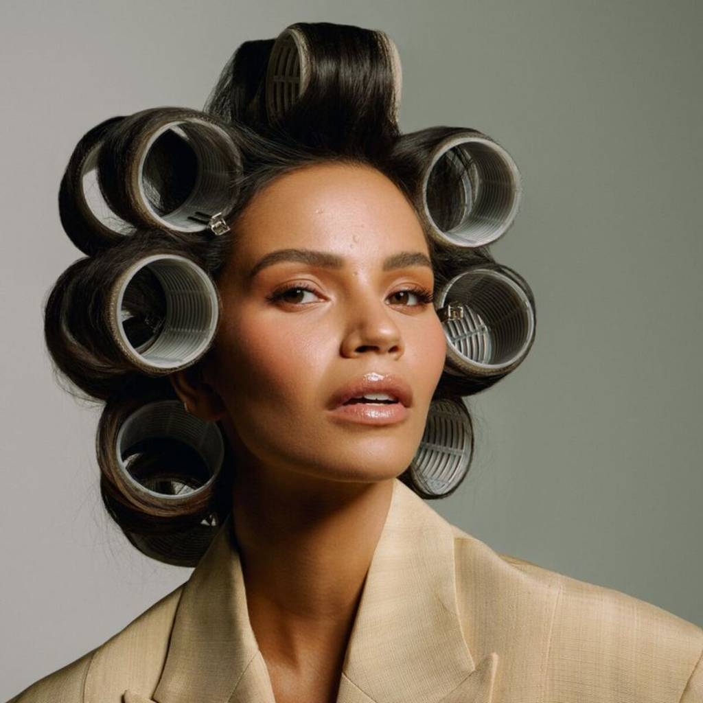 Bobes no cabelo: como conquistar ondas de salão em casa