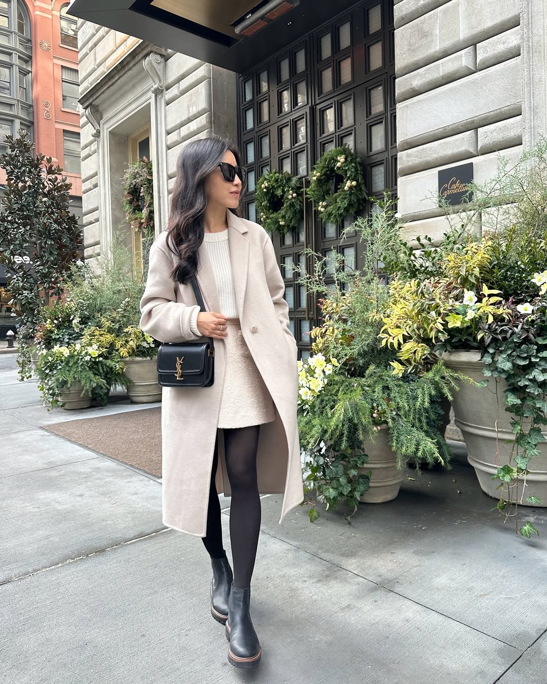 Look com casaco bege e bota chelsea preta