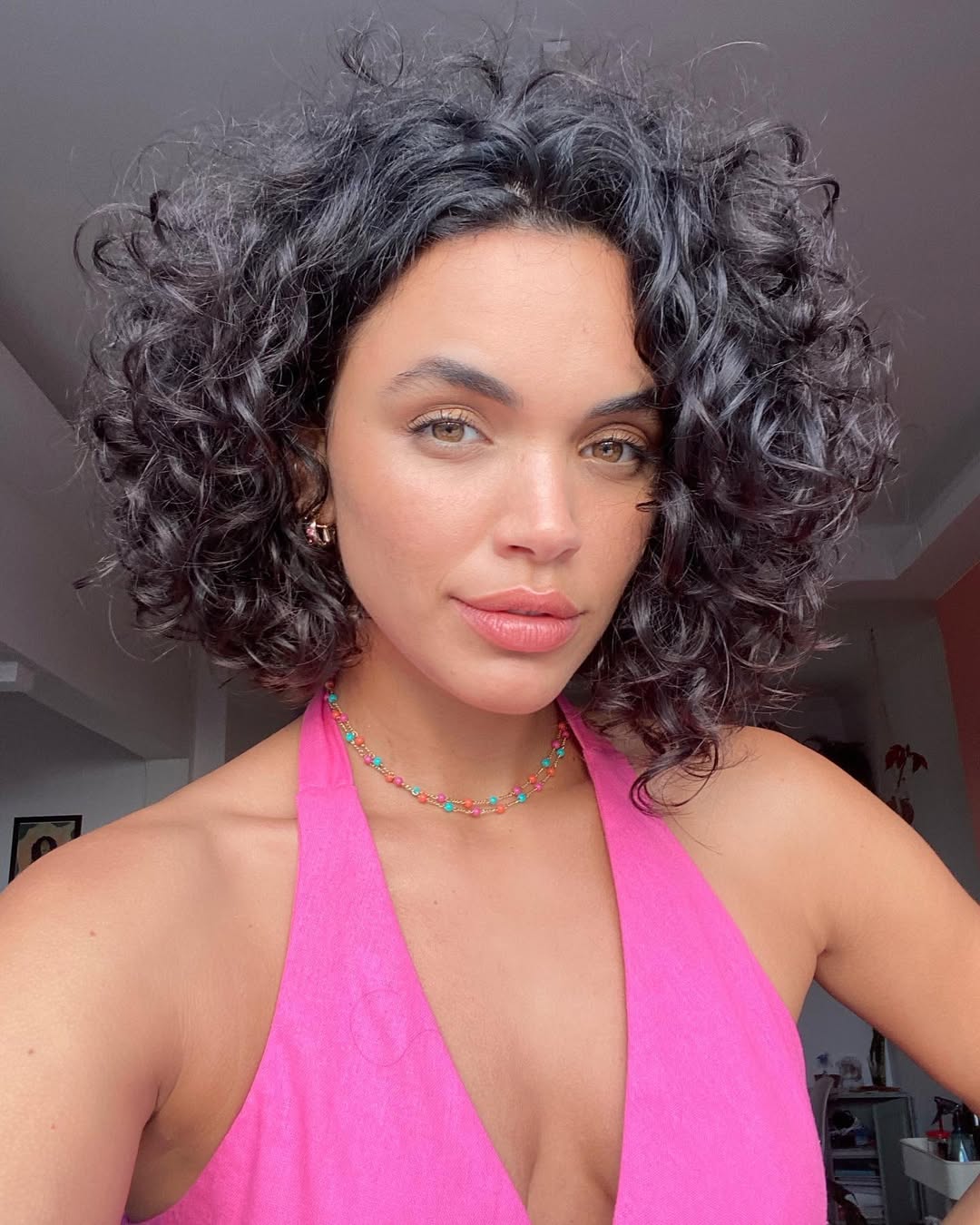 Giovana Cordeiro exibe fios curtos em corte chanel cacheado cheio de estilo