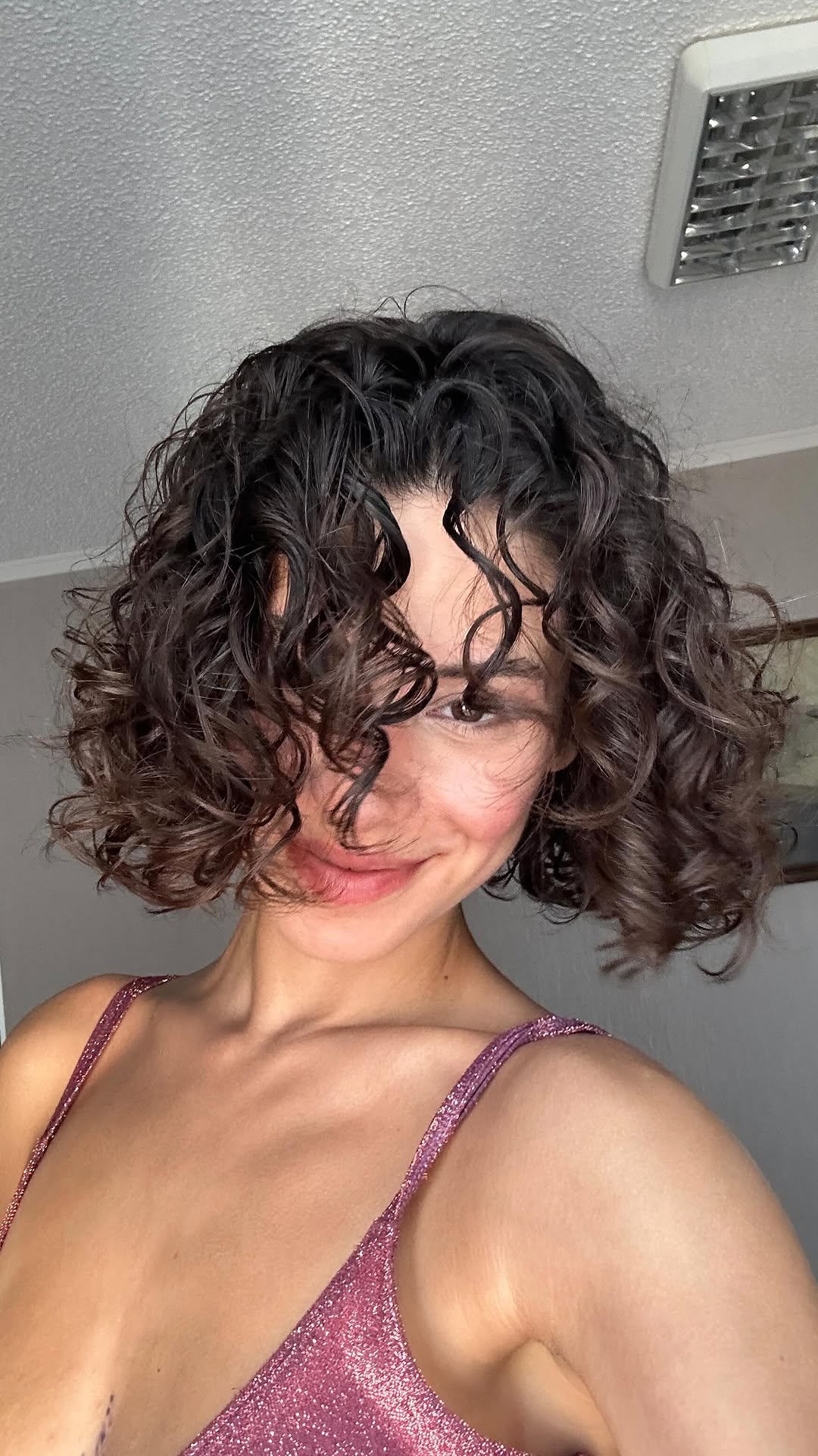 Corte chanel cacheado cl&aacute;ssico valoriza os fios definidos