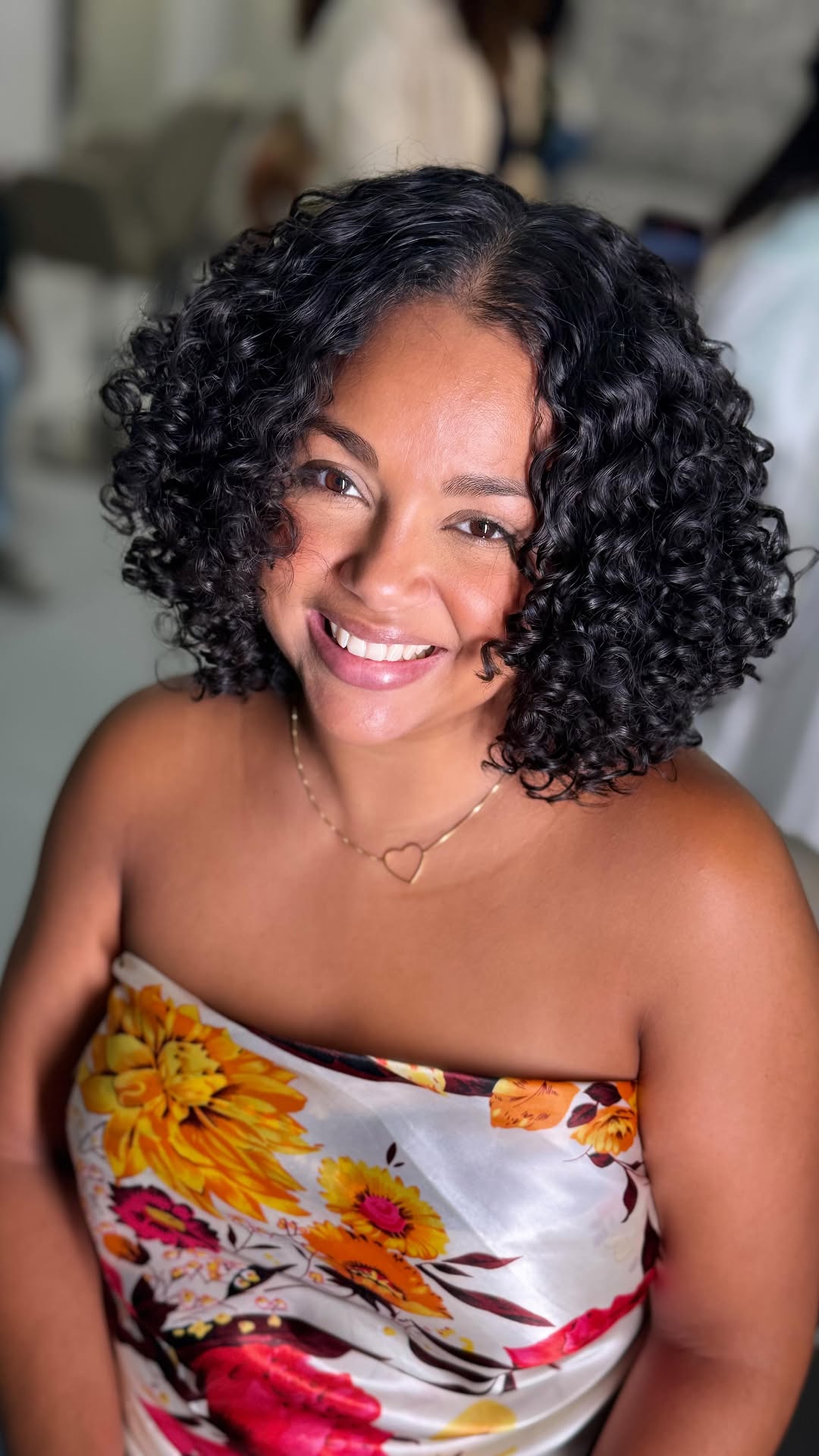 Cachos definidos e iluminados real&ccedil;am o corte chanel curto